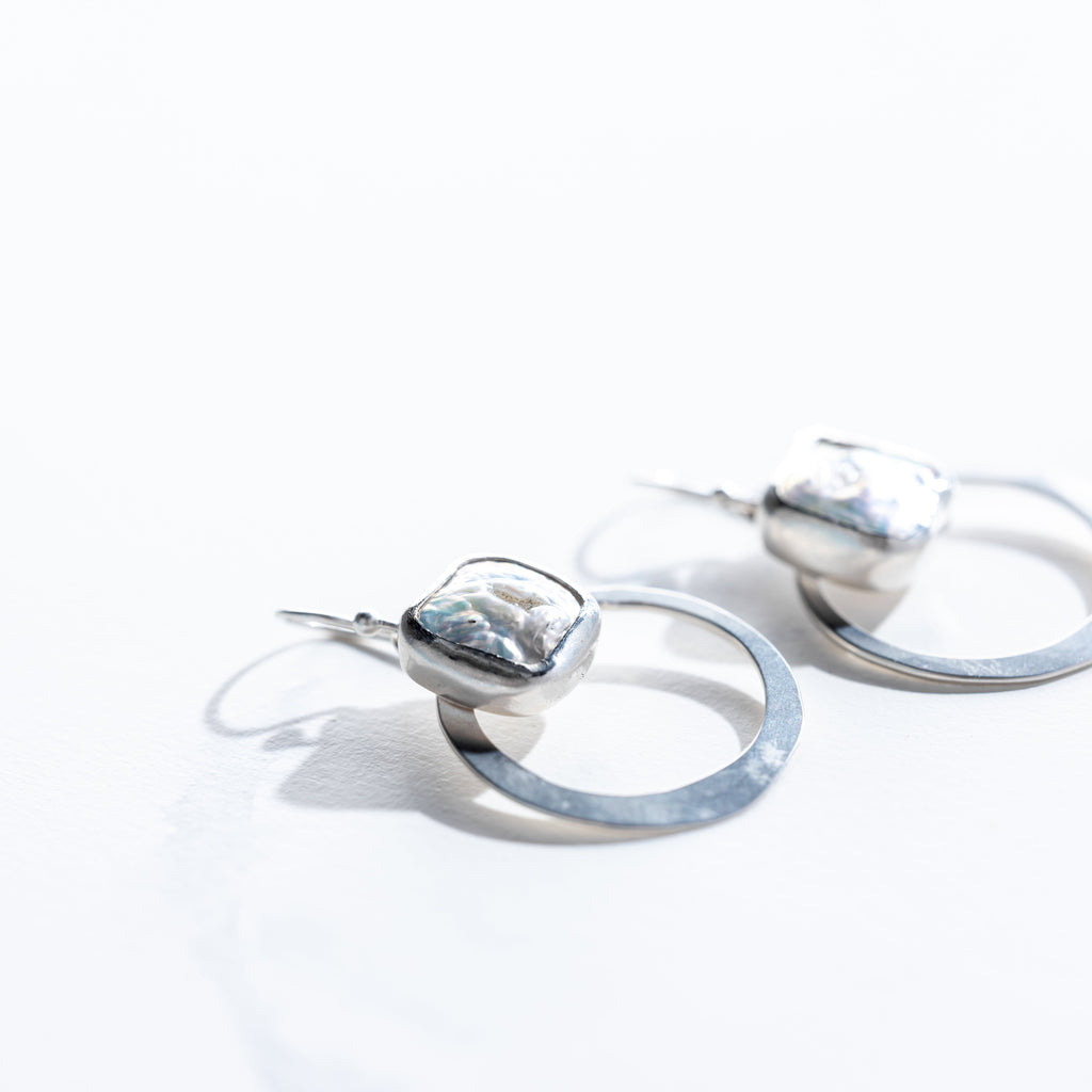 ★MIDNIGHT MOMENT.★ symmetry pearl earring silver Ashley May - Silver & Button Pearl Earrings – Day in the